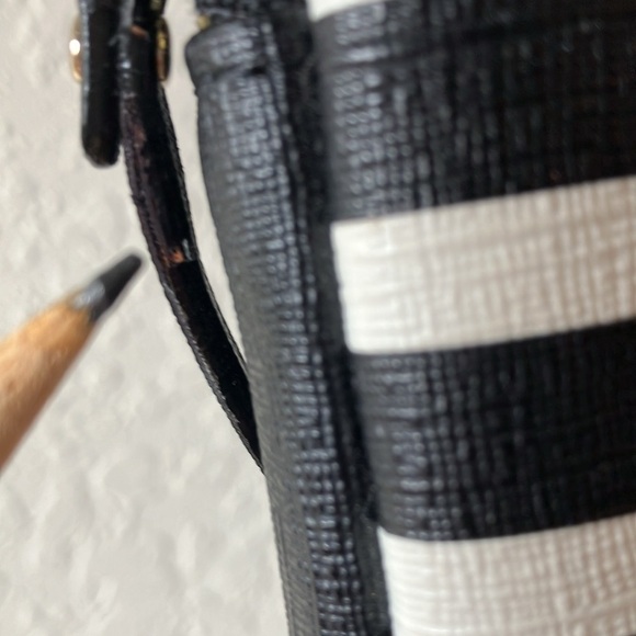 Kate Spade: Black/White Strip Computer Laptop Padded Zip Case/Sleeve - Picture 7 of 16